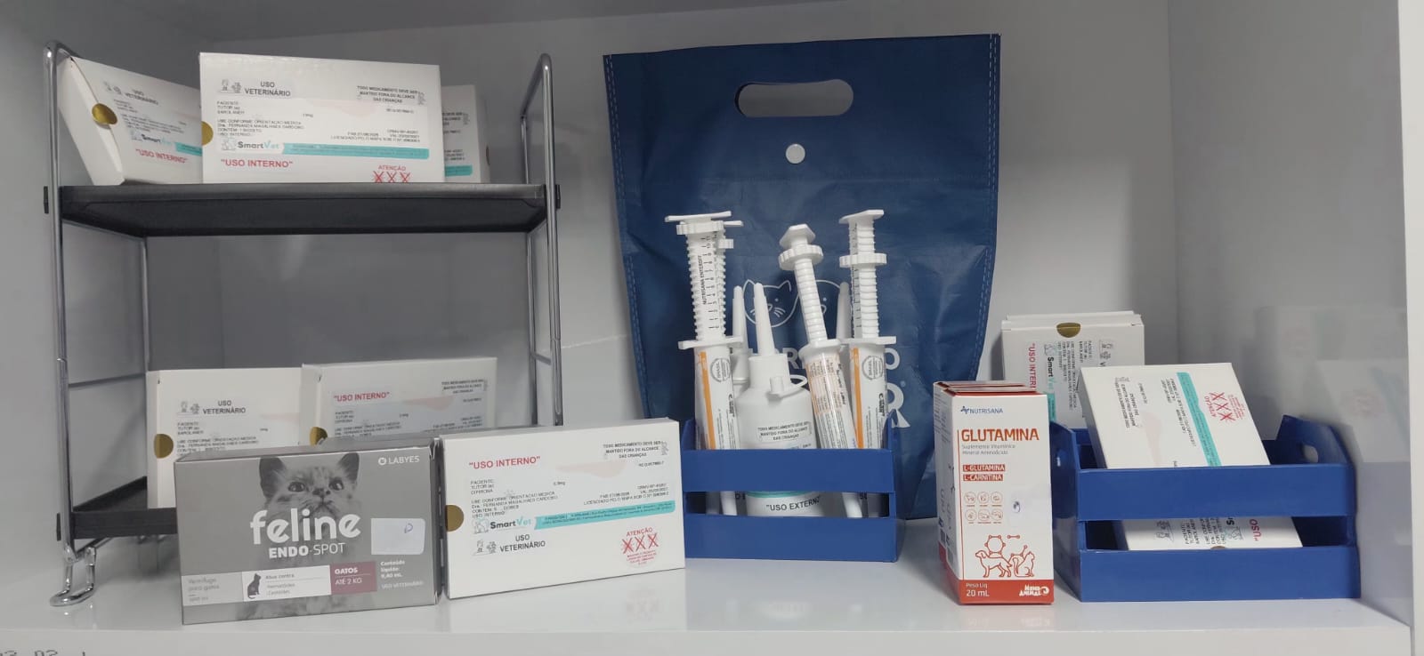 Prateleira com vacinas e medicamentos veterinários